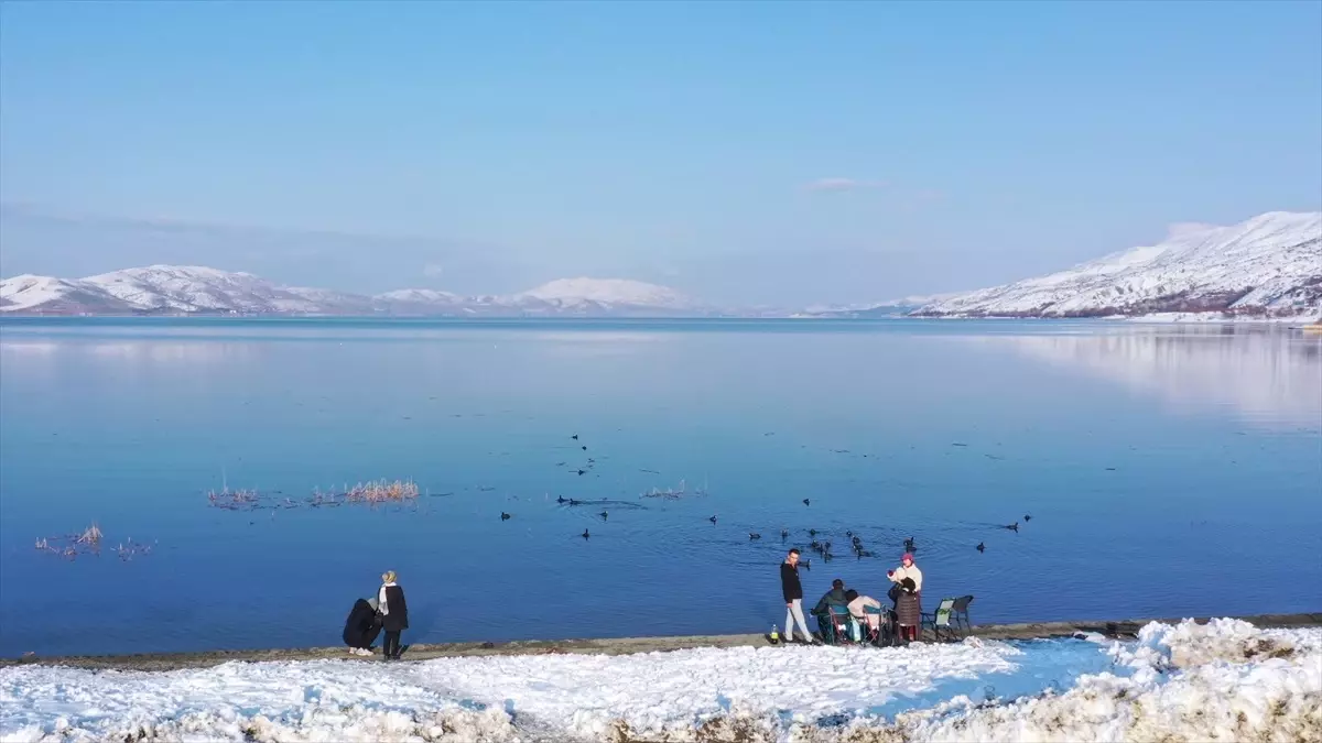 Hazar Gölü\'nde Kış Manzarası