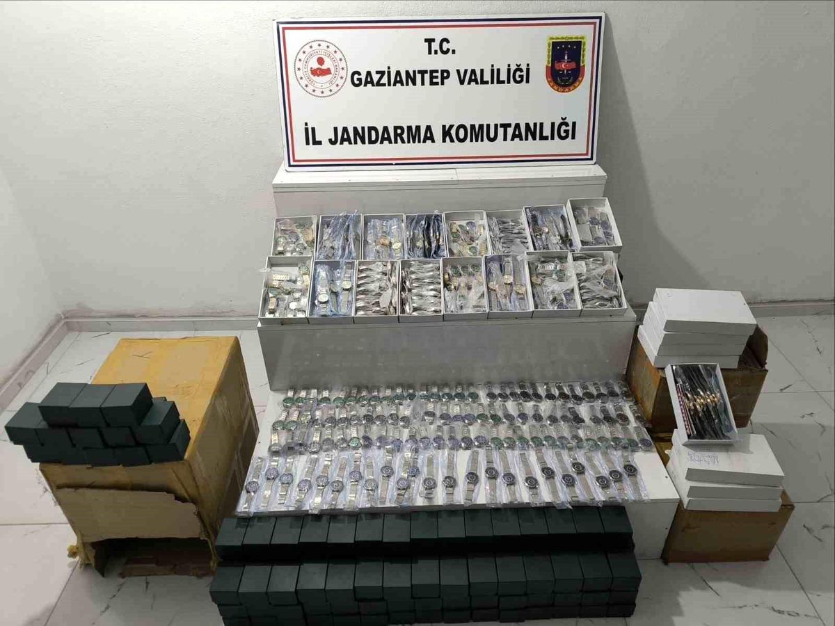 Gaziantep\'te 2,3 milyon TL değerinde taklit saat ele geçirildi