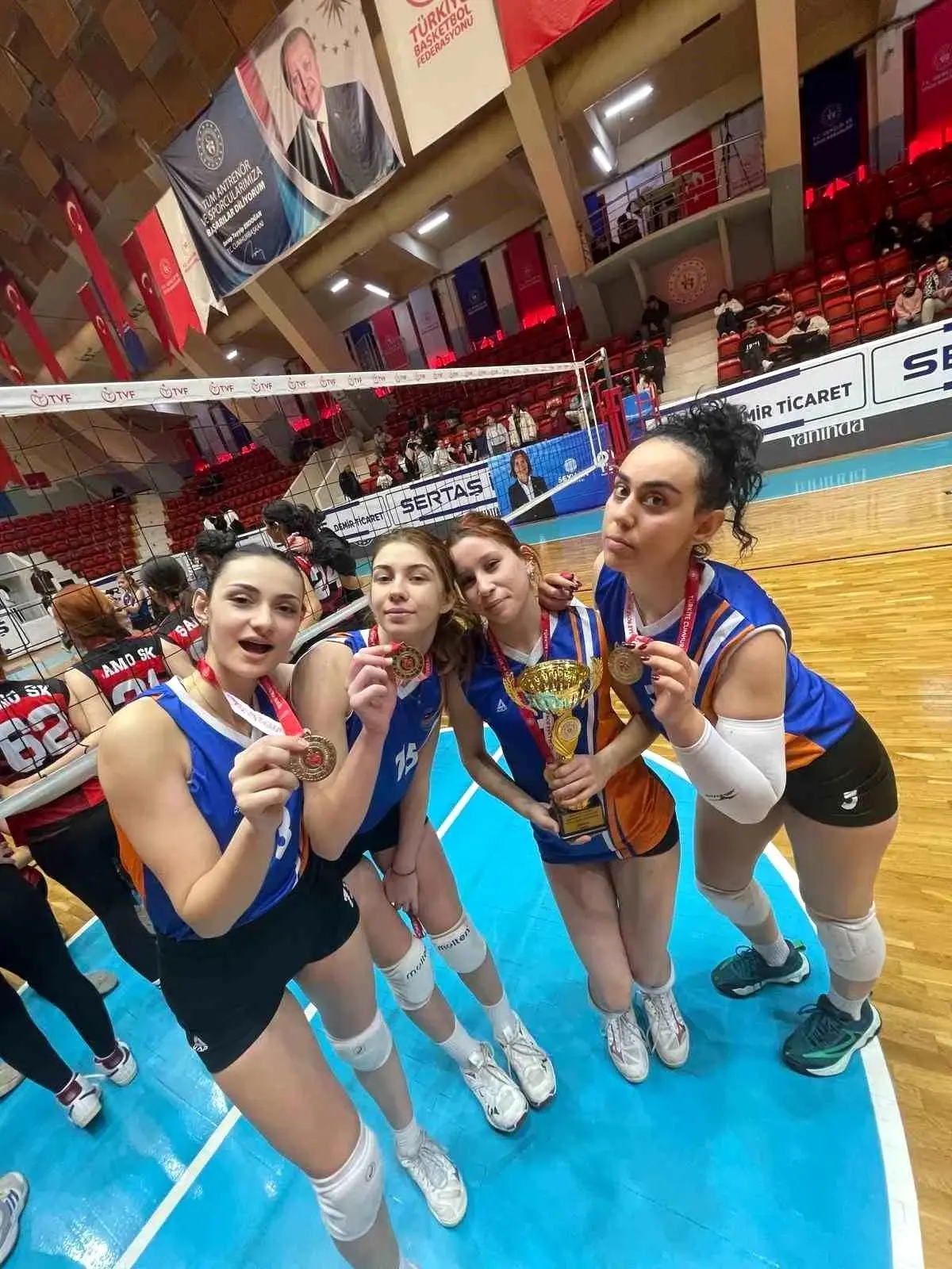 Adana Büyükşehir Belediye Spor Kulübü Genç Kadınlar Voleybol Takımı Şampiyon Oldu