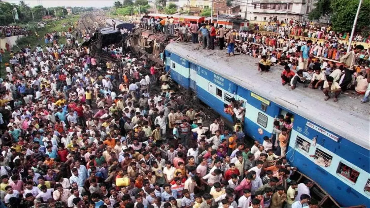 Hindistan\'da tren istasyonu izdihamında 16 kişi hayatını kaybetti