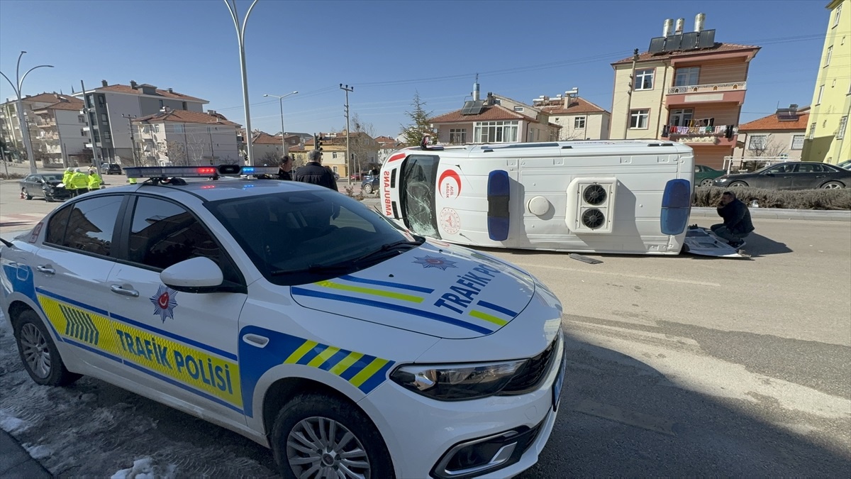 Karaman\'da Ambulansla Otomobil Çarpıştı