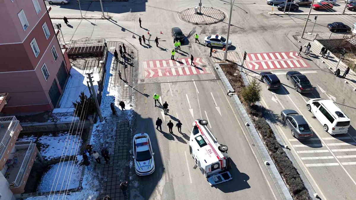 Karaman\'da Ambulans Devrildi, 5 Yaralı