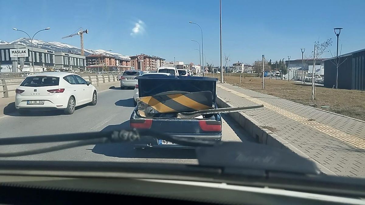 Otomobilin Bagajında Trafik Levhası