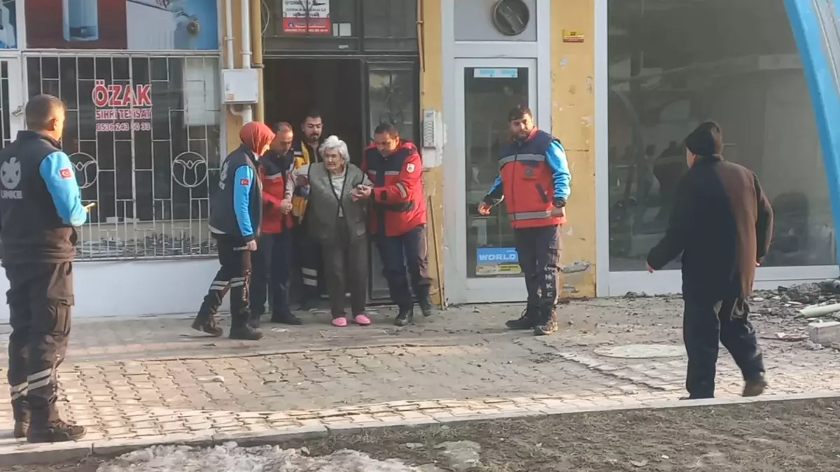 Malatya\'da Yıkım Sırasında Bina Kolonuna Zarar Verildi, Demans Hastası Tahliye Edildi