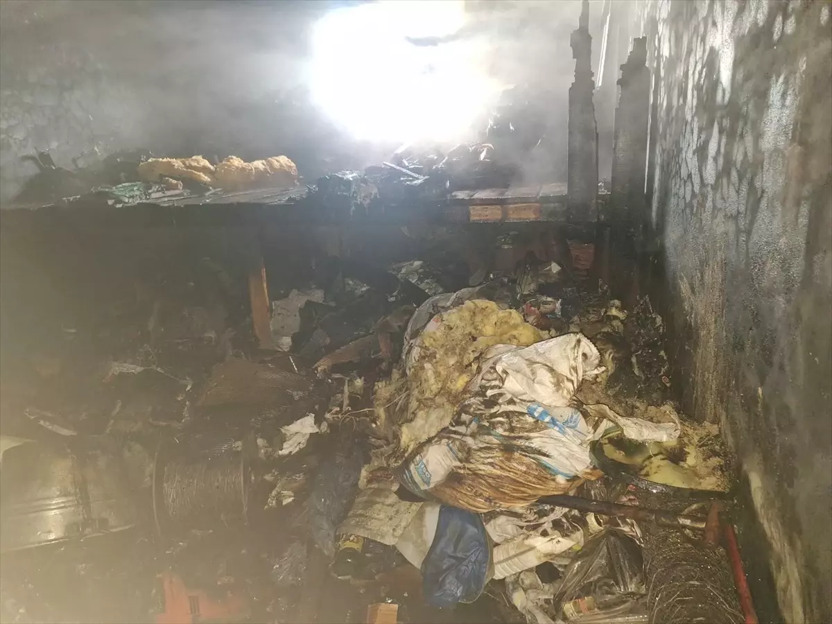 Niksar\'da Yangın Depoda Hasara Neden Oldu