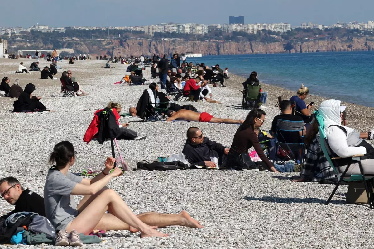 Tüm Türkiye\'de kara kış hakimken Antalya sahilleri akın akın doldu