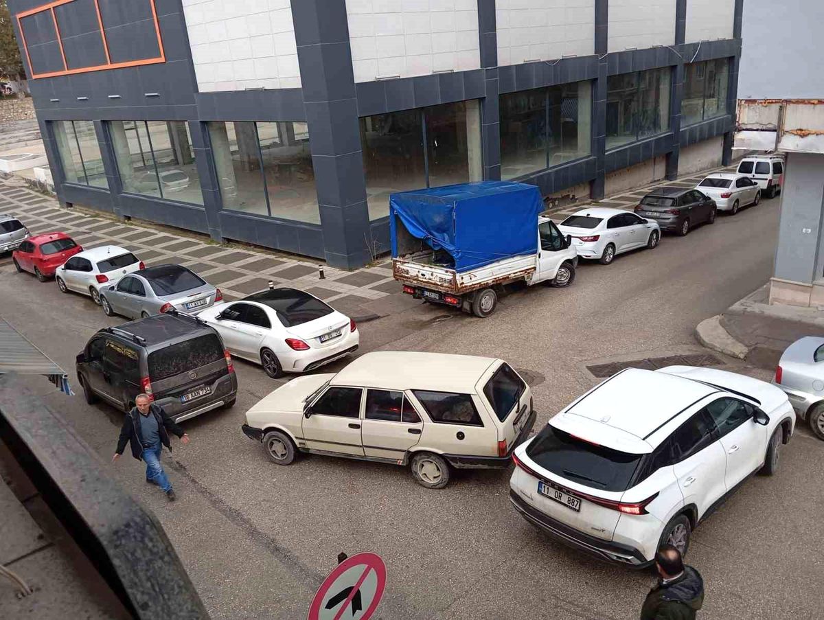 Bilecik\'te Hatalı Park Trafiği Kilitledi