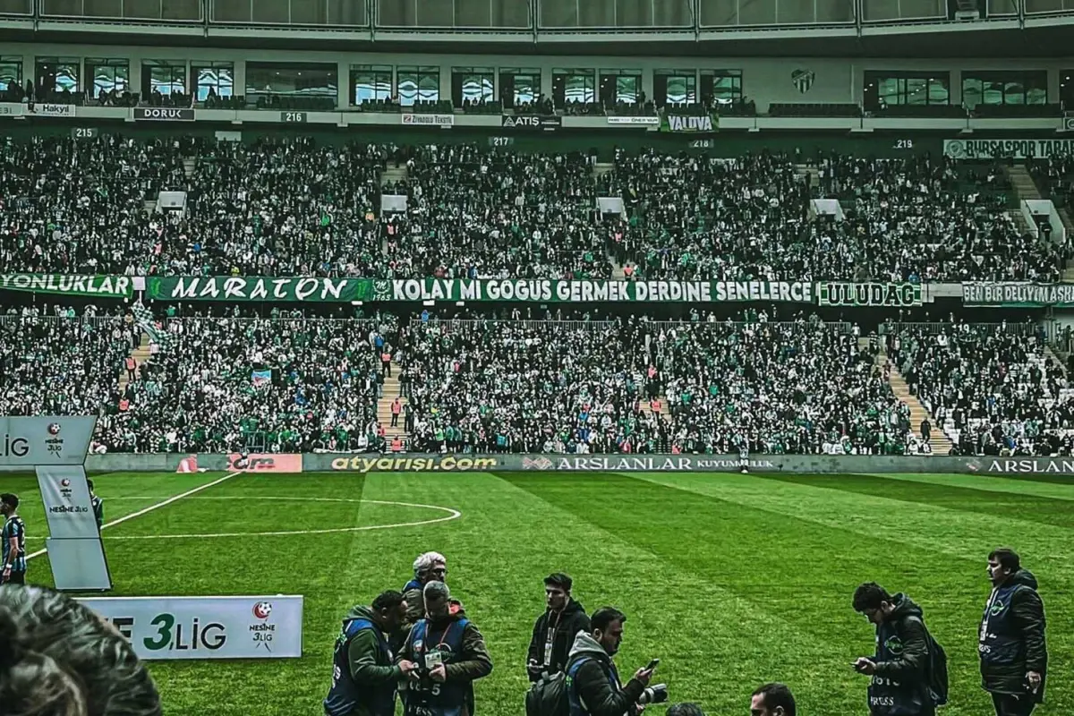 Bursaspor tribünlerinden \'\'İsrail futboldan men edilsin\'\' çağrısı