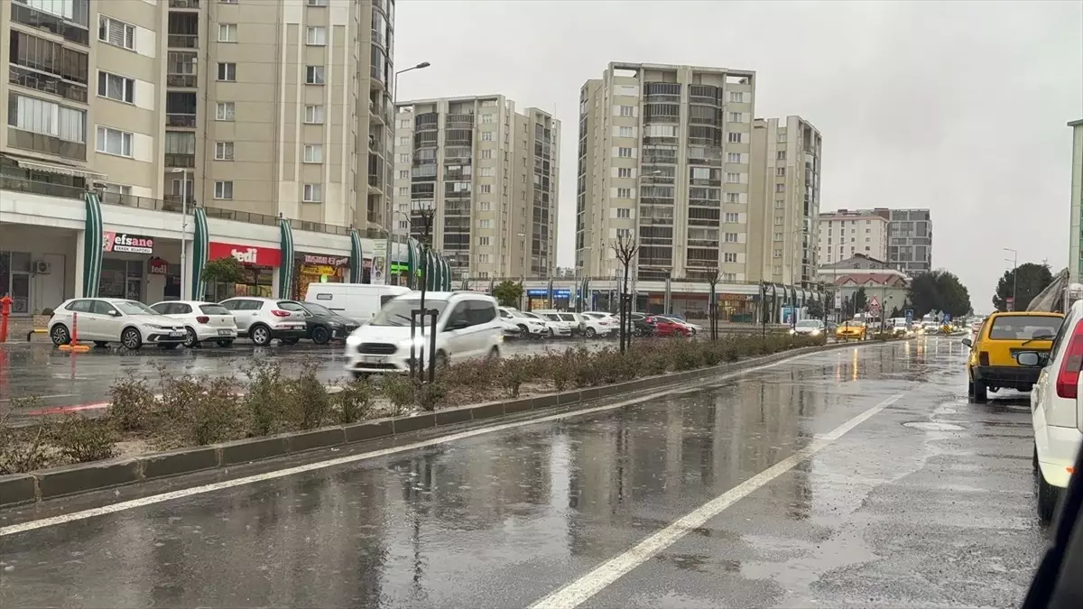 Çorlu\'da Sağanak Yağış Trafiği Olumsuz Etkiledi