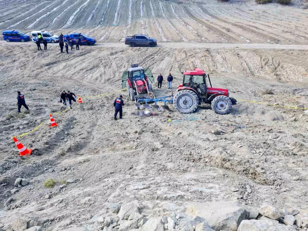 Burdur\'da Traktör Devrildi, Sürücü Hayatını Kaybetti