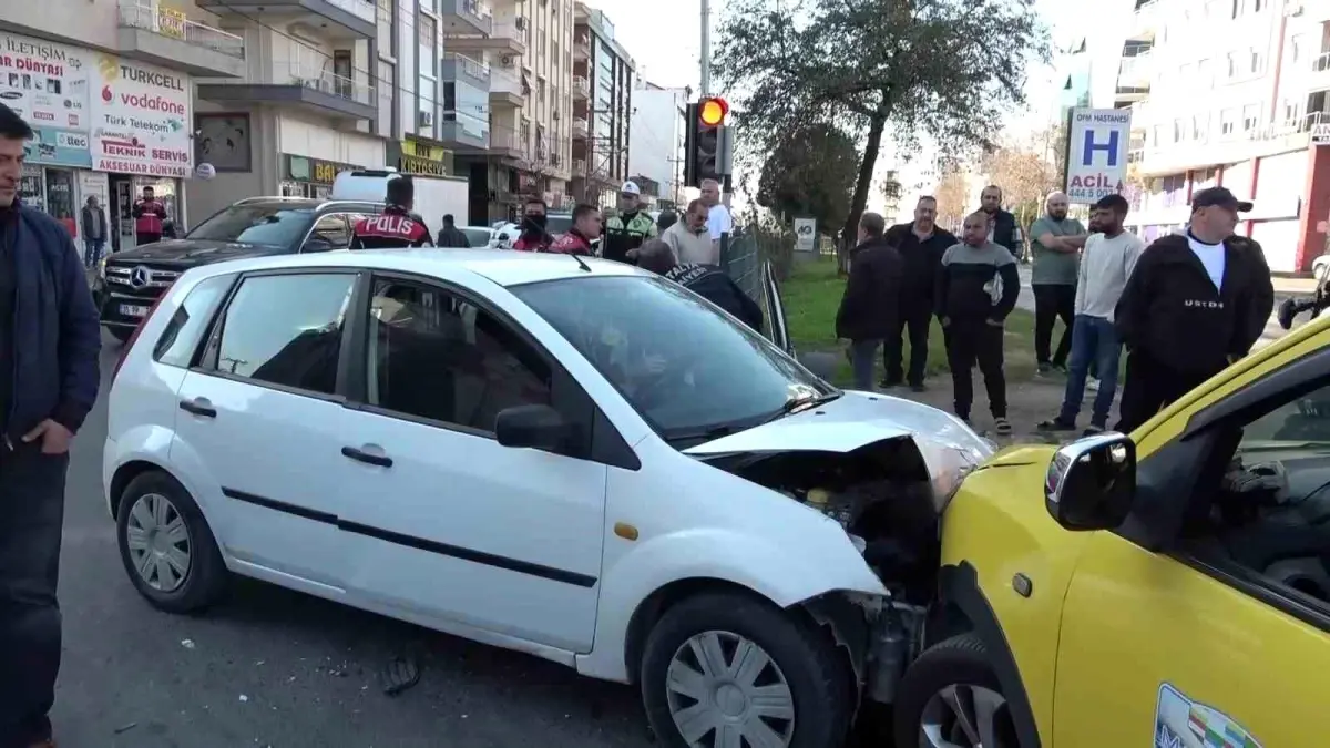 Antalya\'da Trafik Kazası: 4 Yaralı