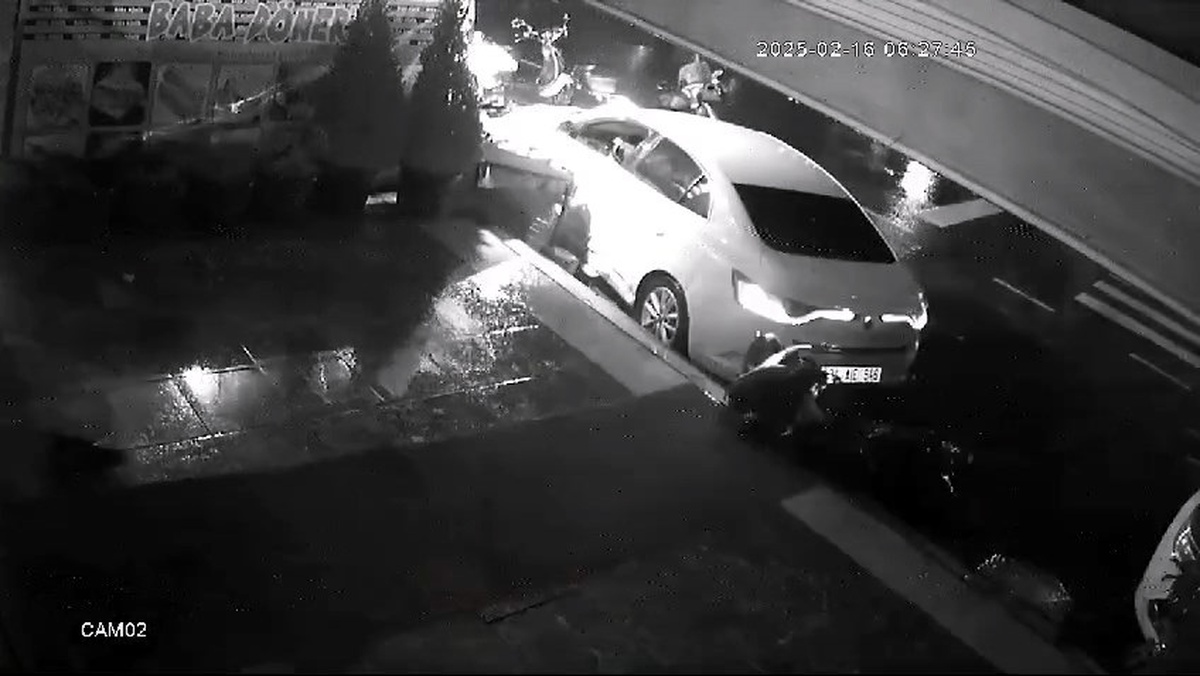 Esenyurt\'ta Otomobil Park Halindeki Motosikletlere Çarptı
