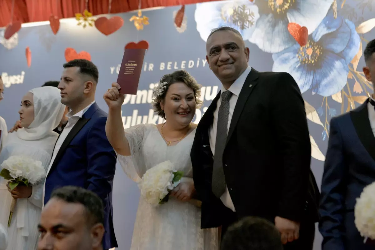 Adana\'da 99 Çiftin Toplu Nikah Töreni Düzenlendi