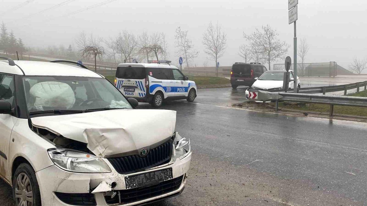 İzmit\'te Trafik Kazası: 2 Yaralı