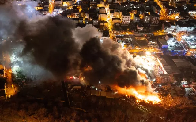 İstanbul'da büyük yangın! 20 ilçeden itfaiye ekibi sevk edildi.