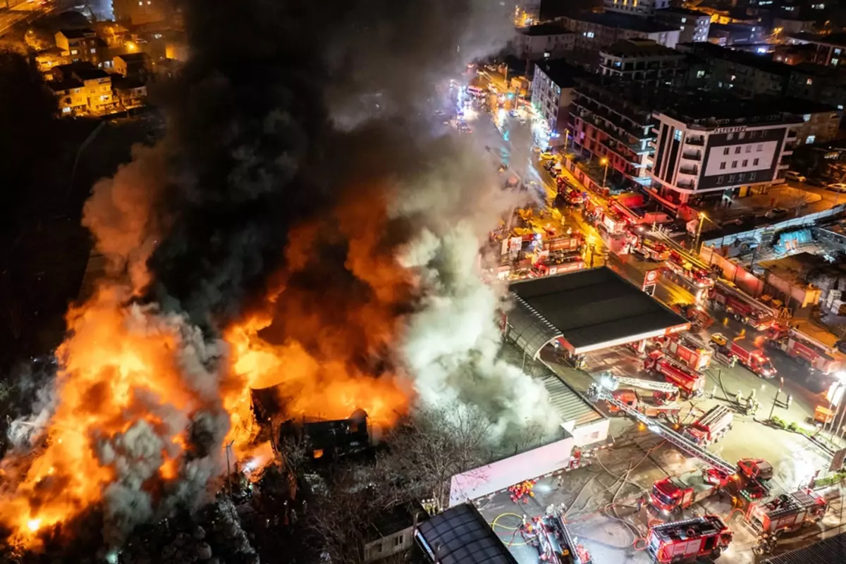 İstanbul\'da büyük yangın! 20 ilçeden itfaiye ekibi sevk edildi