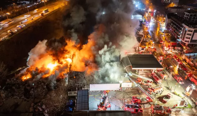 İstanbul'da büyük yangın! 20 ilçeden itfaiye ekibi sevk edildi.