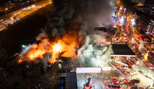 İstanbul'da büyük yangın! 20 ilçeden itfaiye ekibi sevk edildi.