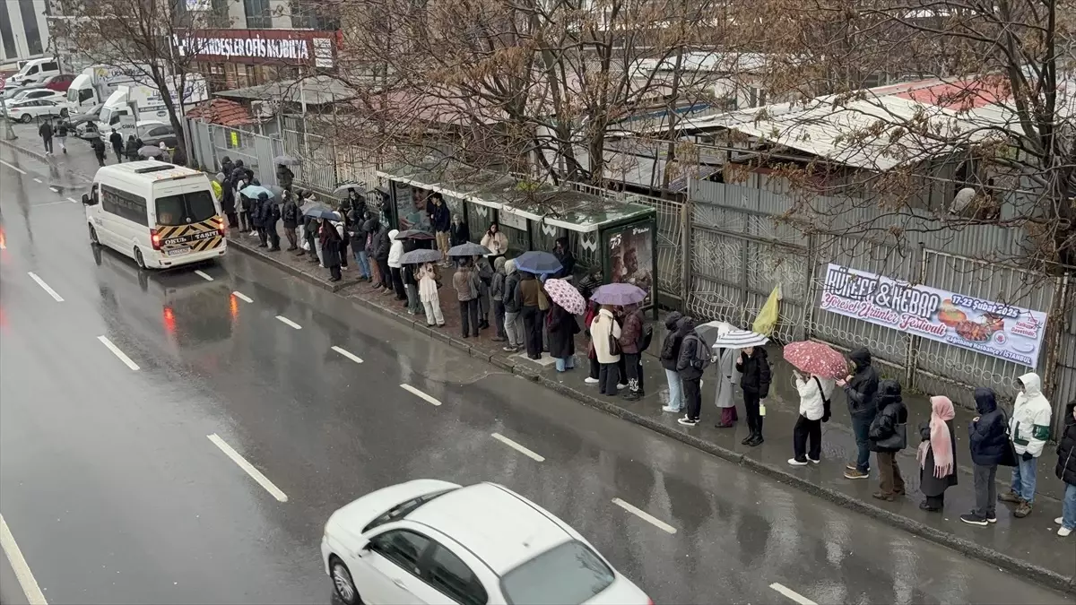 İstanbul\'da haftanın ilk günü yağışla birlikte trafik çilesine dönüştü