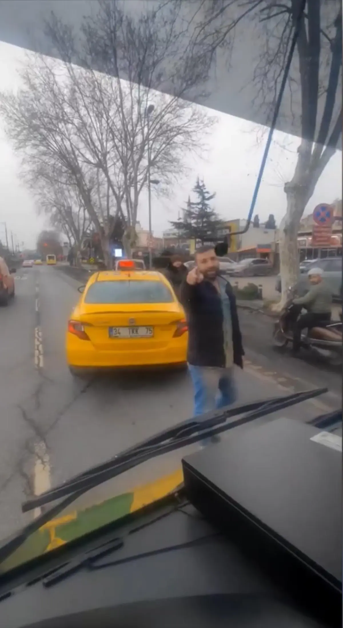 Taksi Şoförü ve Otobüs Şoförü Arasında Yol Verme Kavgası