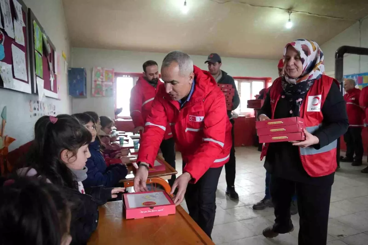 Kızılay\'dan Köy Çocuklarına Pizza İkramı