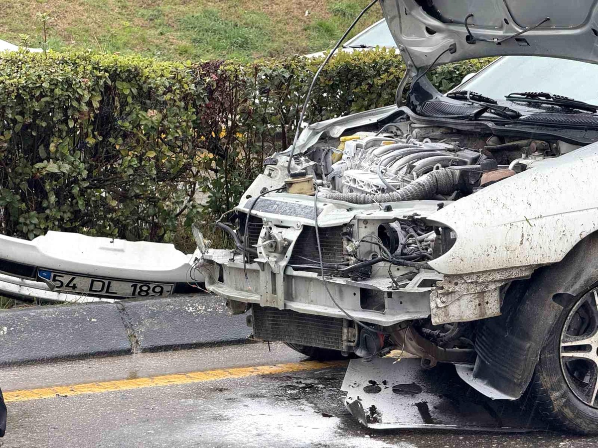 Adapazarı\'nda Yağmur Nedeniyle Kontrolden Çıkan Otomobil Yangın Çıkardı