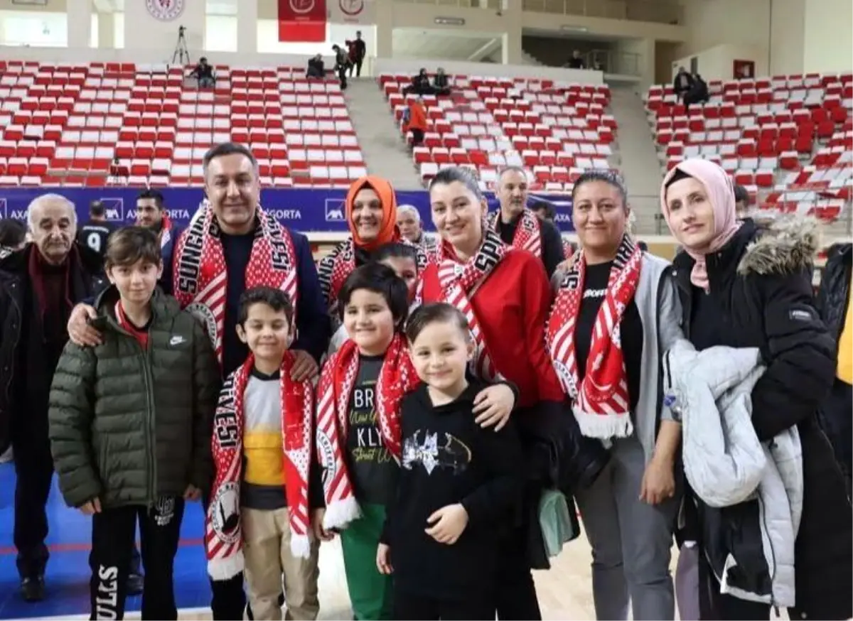 Öğrenciler, \'Erkekler Voleybol 1. Lig Yükselme Maçları\'nı tribünden takip etti