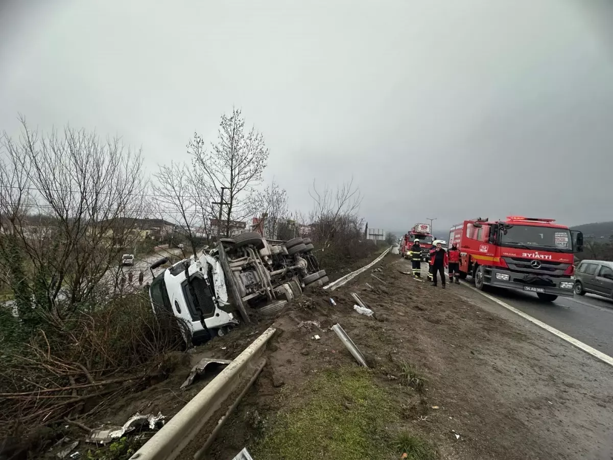 Sapanca\'da Otomobil Kamyona Çarpıştı: 3 Yaralı