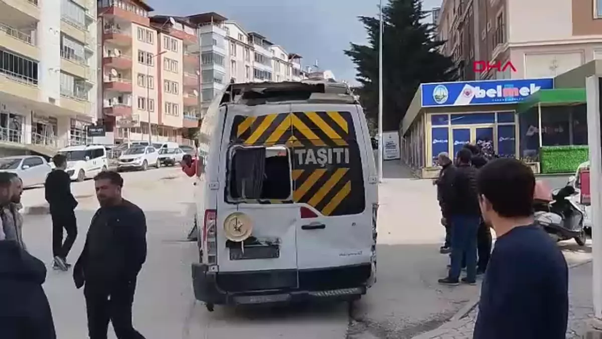 Tokat\'ta Park Halindeki Minibüs Verandayı Yıktı