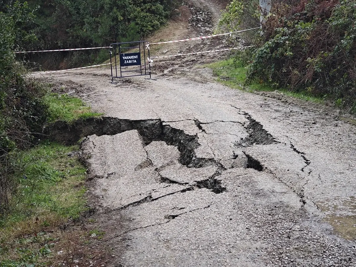 Samsun’da Sağanak, Yolda Çökme Oluşturdu