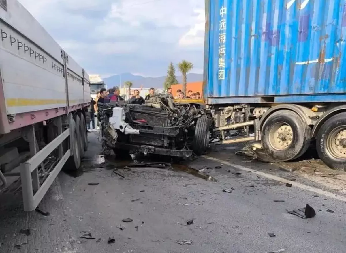 İzmir\'de TIR Kazası: Sürücü Hayatını Kaybetti