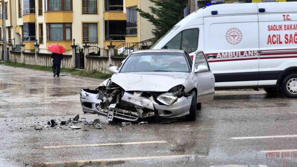 Düzce\'de Yağışlı Havada Kaza: 1 Yaralı