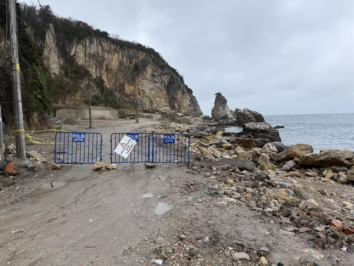 Amasra\'da Yoğun Yağışlar Kaya Parçalarını Denize Düşürdü