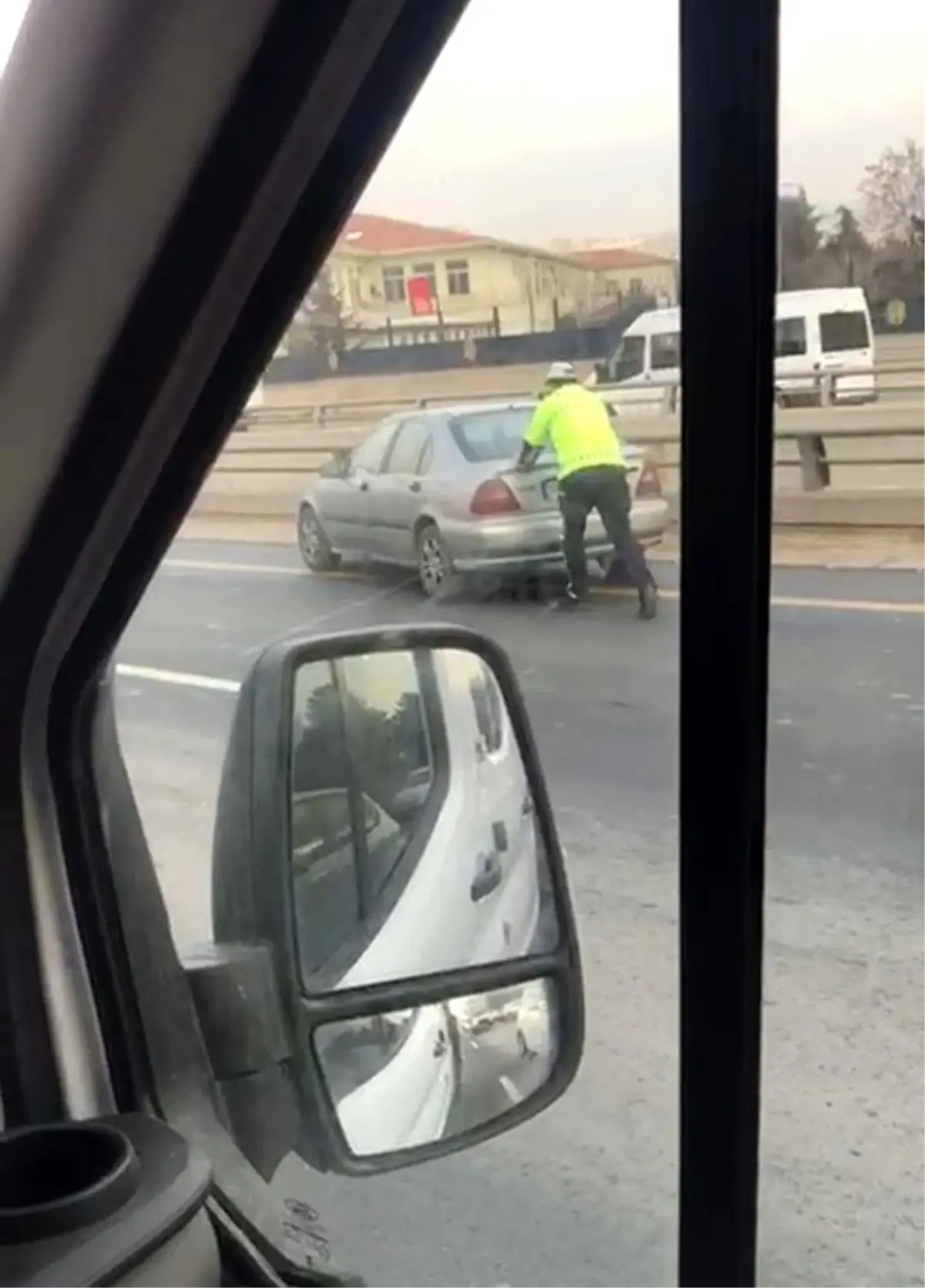 Trafik Polisi Arızalı Aracı İtti