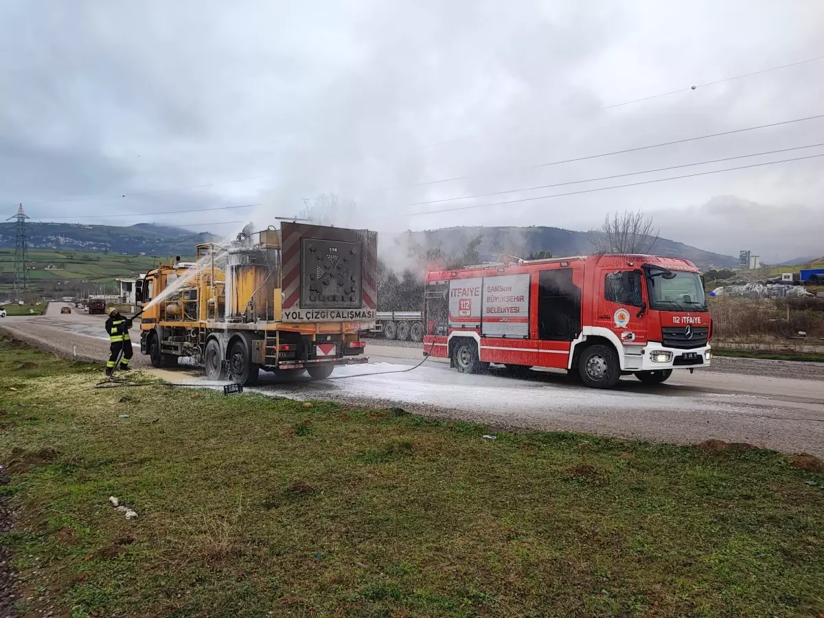 Samsun\'da Yol Çizgi Kamyonunda Yangın Çıktı