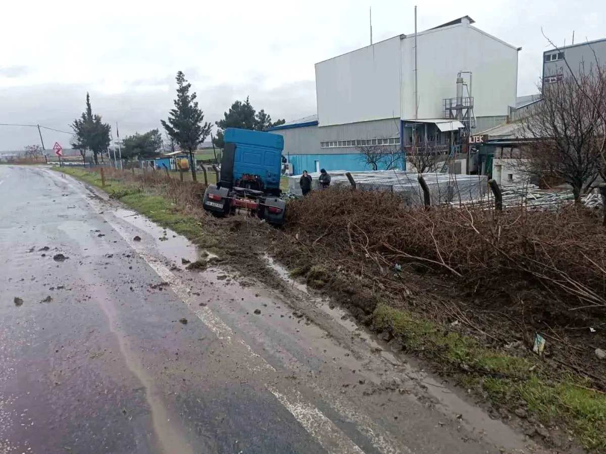 Tekirdağ\'da Tır Kazası: Direksiyon Hakimiyeti Kaybedildi