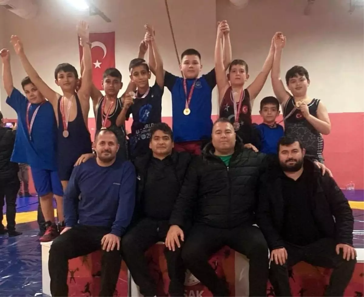 Yunusemre Belediyespor\'un Minik Güreşçileri Uşak\'ta Madalya Yağdırdı