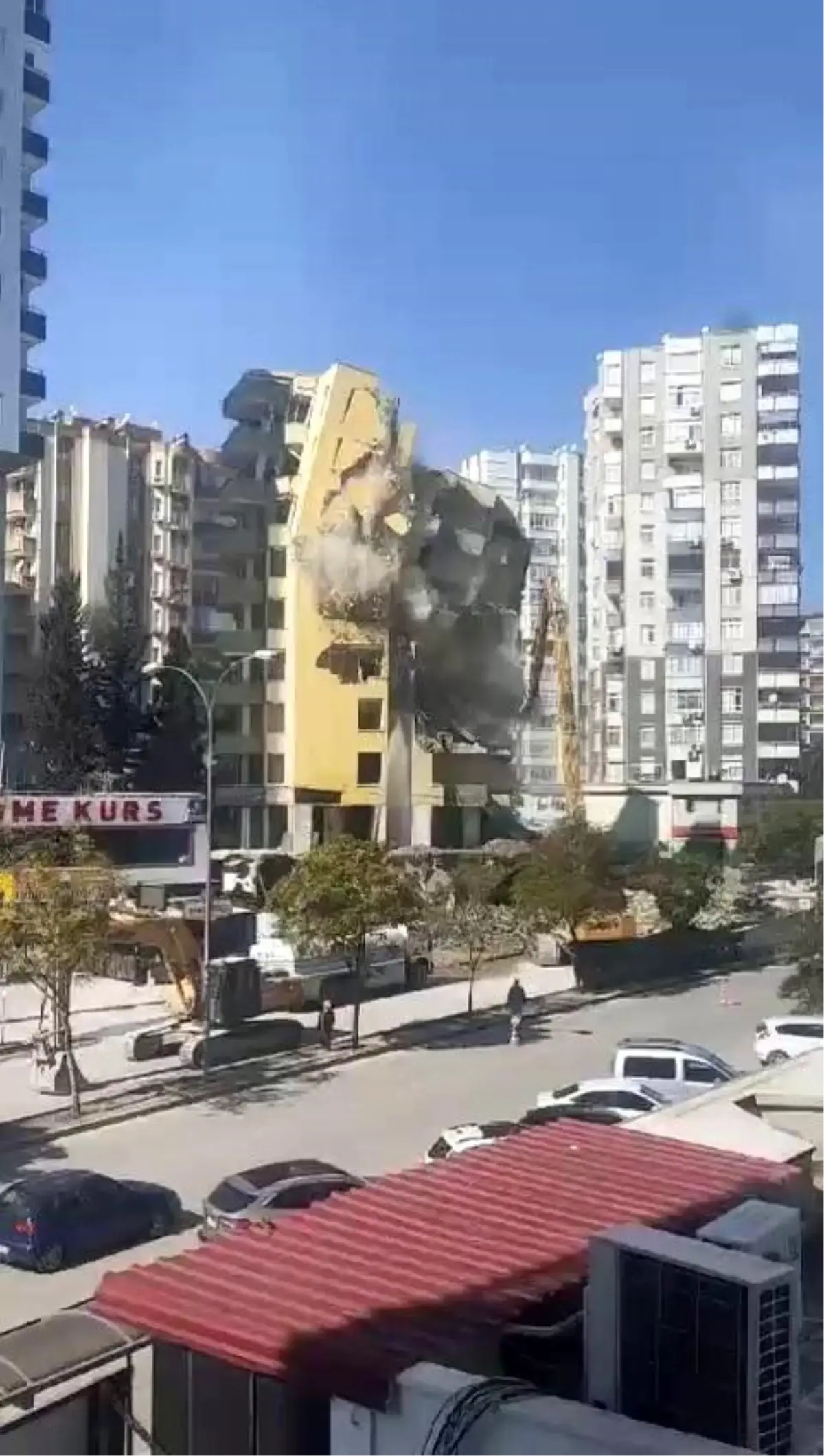 Adana\'da Hasarlı Bina Kontrollü Yıkıldı