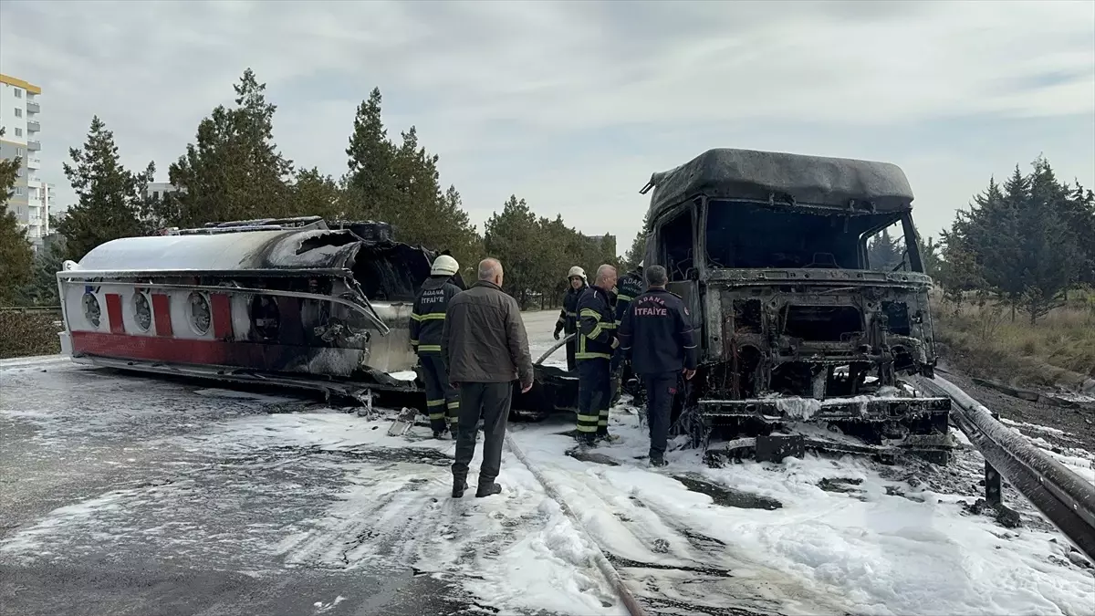 Adana\'da Yakıt Yüklü Tanker Devrildi