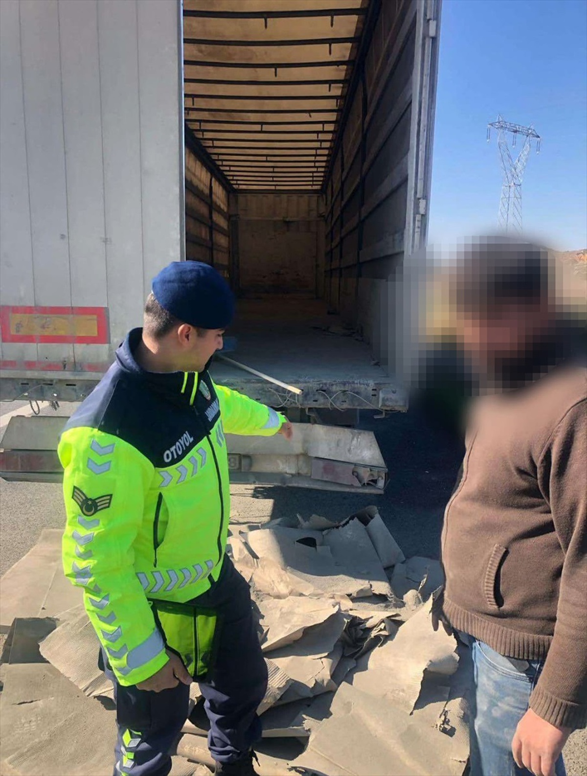 Tır Sürücüsüne Moloz Dökme Cezası