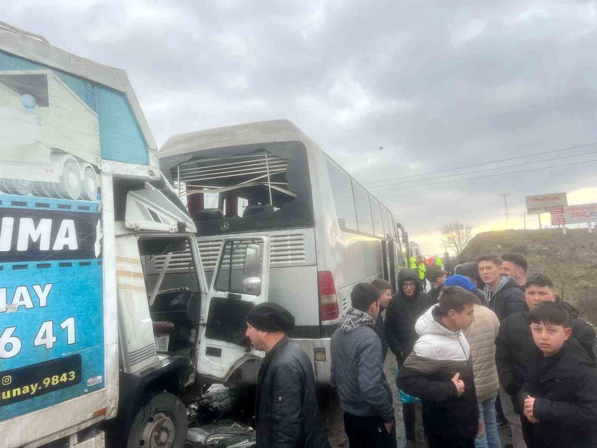 Afyonkarahisar\'da Trafik Kazası: 3 Yaralı
