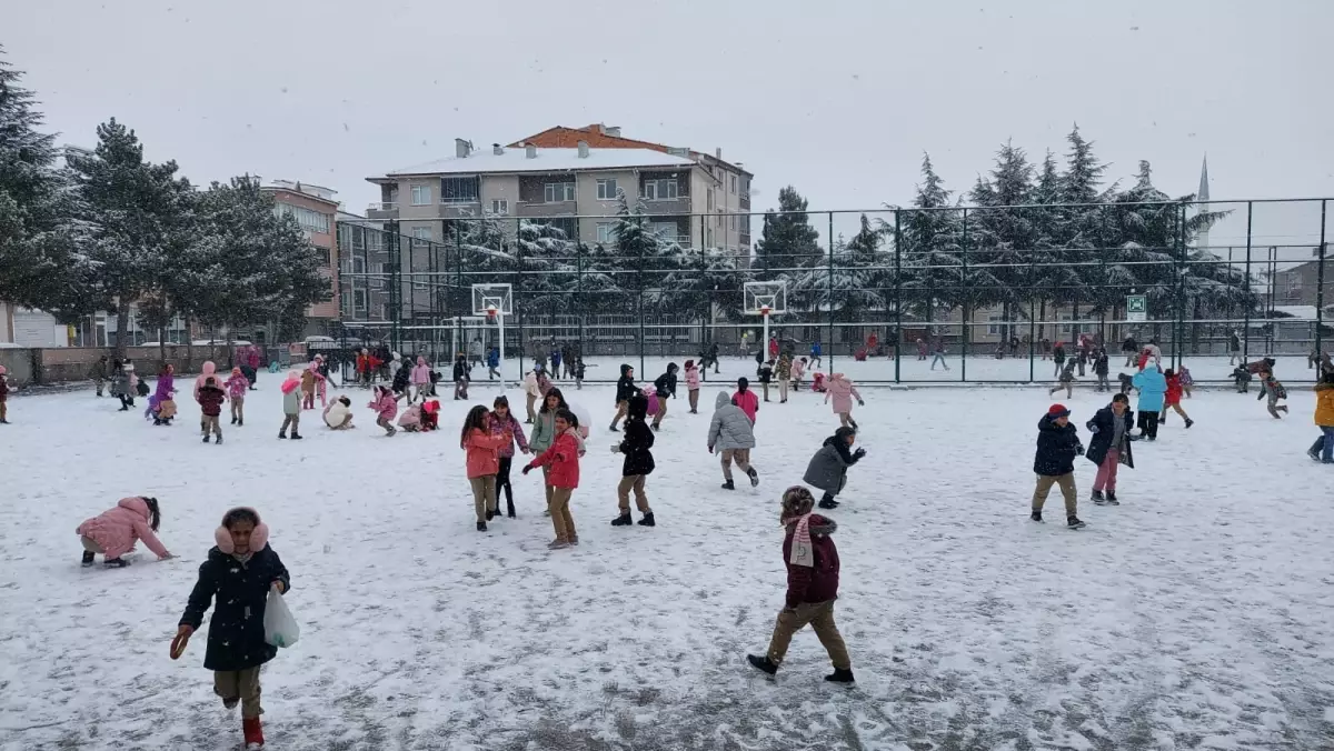 Amasya\'da Kar Yağışı Nedeniyle Taşımalı Eğitime Ara Verildi