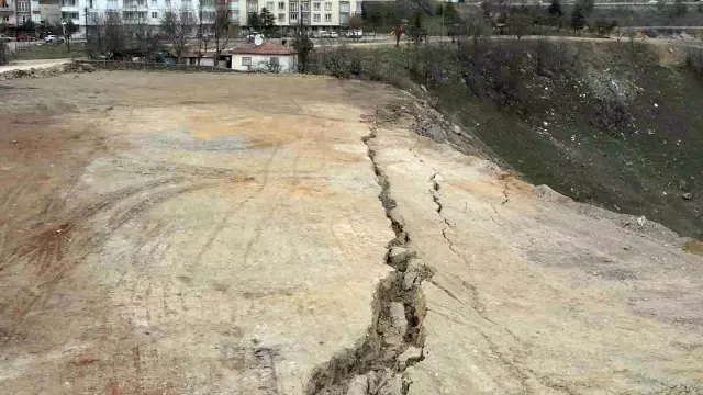 3,5'luk depremde bile yarıklar oluştu! Ankara'da tedirgin eden görüntü