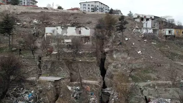 3,5'luk depremde bile yarıklar oluştu! Ankara'da tedirgin eden görüntü