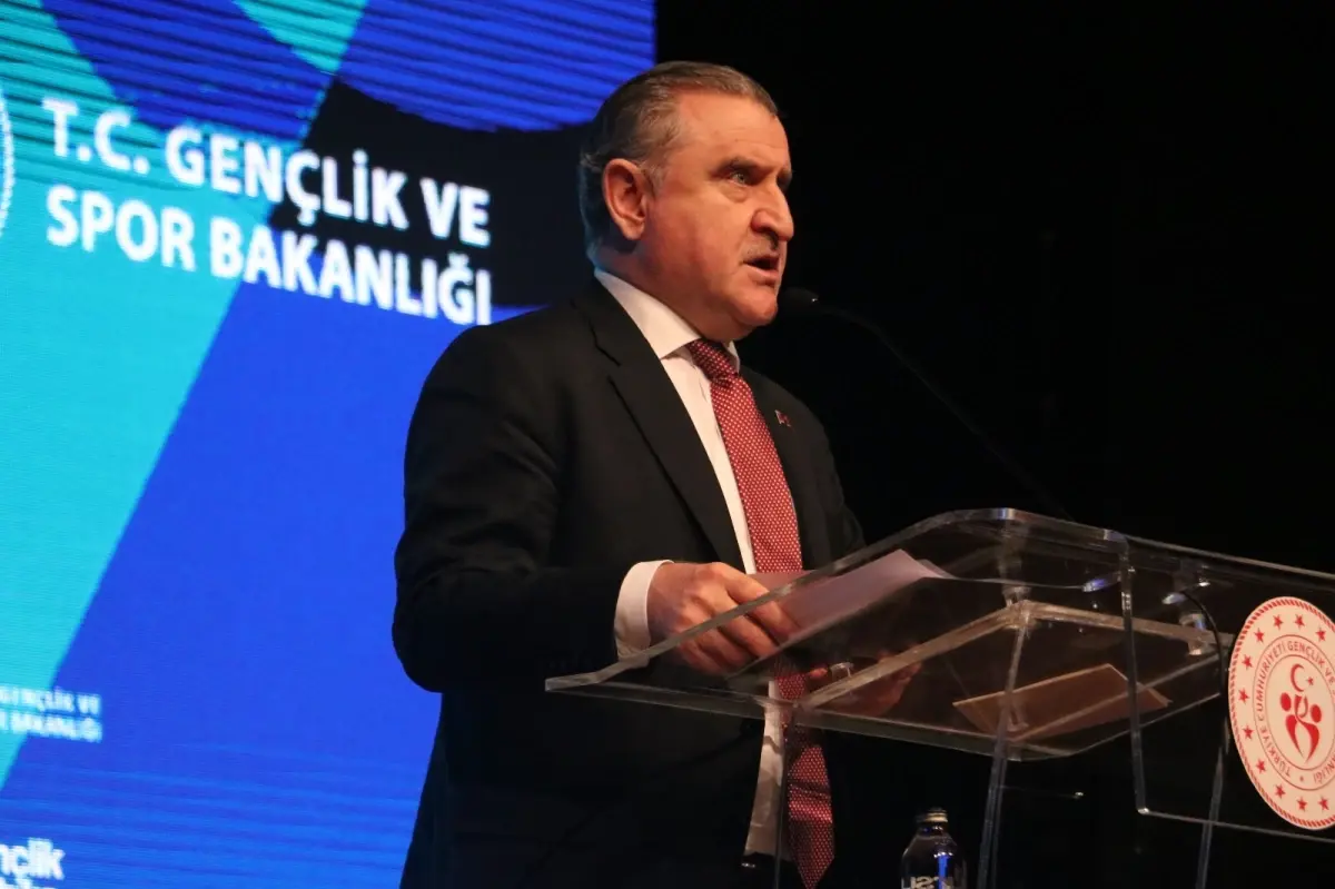 Bakan Bak: \'Gençlerimizin Fikirlerini Paylaşmalarını İstiyoruz\'