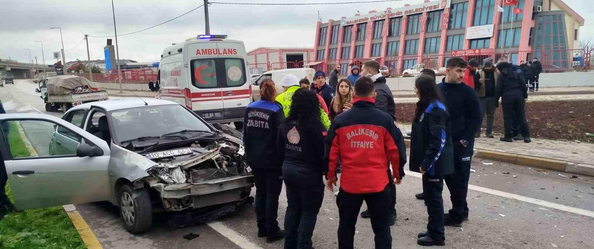 Bandırma\'da Trafik Kazası: 3 Yaralı