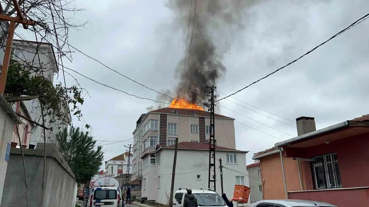 Çerkezköy\'de Çatı Yangını Paniğe Neden Oldu