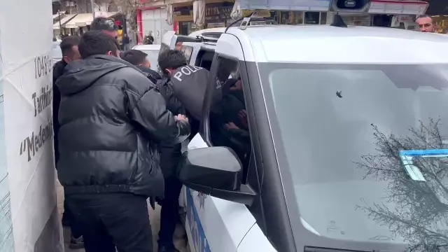 Mahalleliyi çıldırtan olay! Polis ellerinden zor aldı