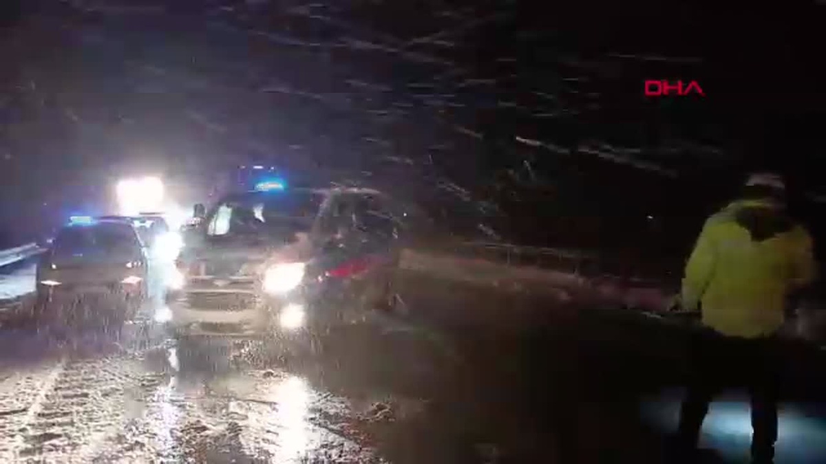 Çorum\'da Yoğun Kar Yağışı Trafiği Olumsuz Etkiledi