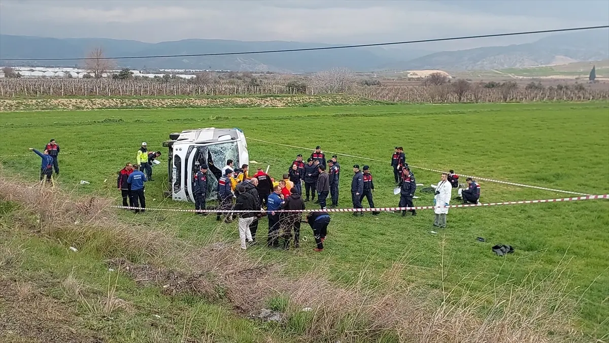 Buldan\'da Servis Midibüsü Devrildi, 2 Ölü 26 Yaralı